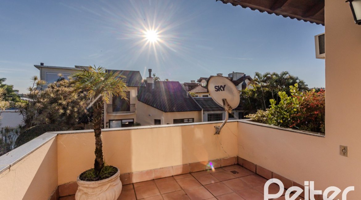 Casa à venda com 379m², 4 dormitórios, 2 suítes, 5 vagas, no bairro Ipanema em Porto Alegre