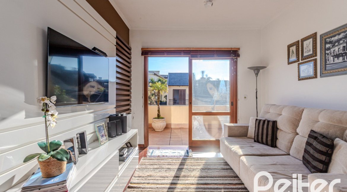 Casa à venda com 379m², 4 dormitórios, 2 suítes, 5 vagas, no bairro Ipanema em Porto Alegre