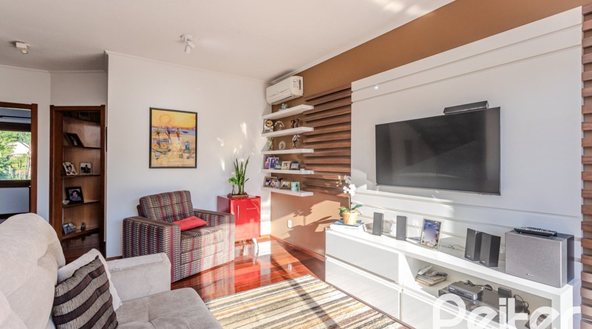 Casa à venda com 379m², 4 dormitórios, 2 suítes, 5 vagas, no bairro Ipanema em Porto Alegre