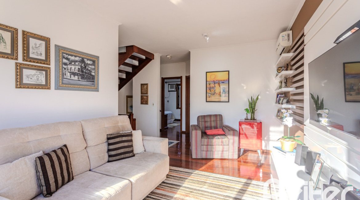 Casa à venda com 379m², 4 dormitórios, 2 suítes, 5 vagas, no bairro Ipanema em Porto Alegre