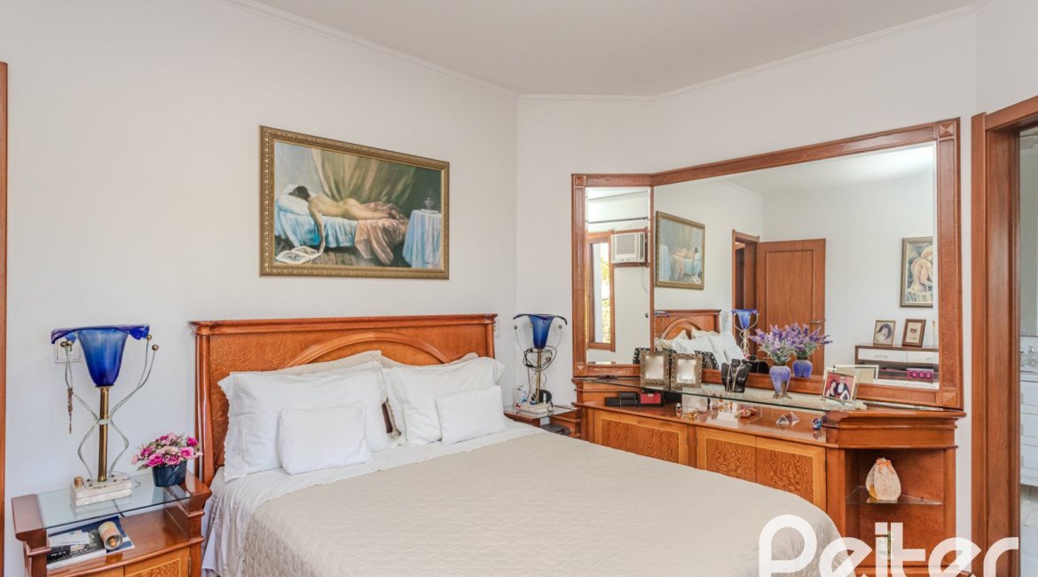 Casa à venda com 379m², 4 dormitórios, 2 suítes, 5 vagas, no bairro Ipanema em Porto Alegre