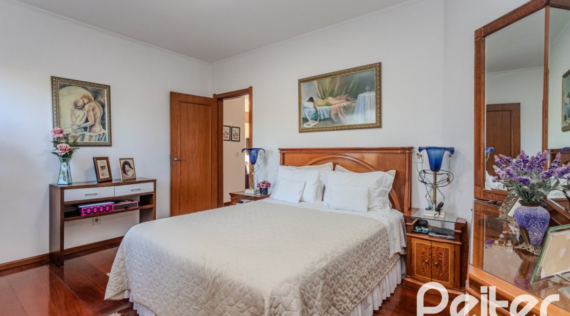 Casa à venda com 379m², 4 dormitórios, 2 suítes, 5 vagas, no bairro Ipanema em Porto Alegre