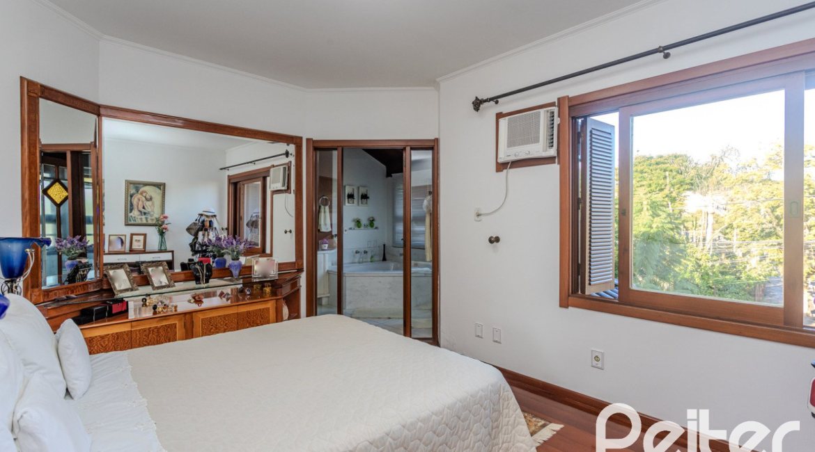 Casa à venda com 379m², 4 dormitórios, 2 suítes, 5 vagas, no bairro Ipanema em Porto Alegre