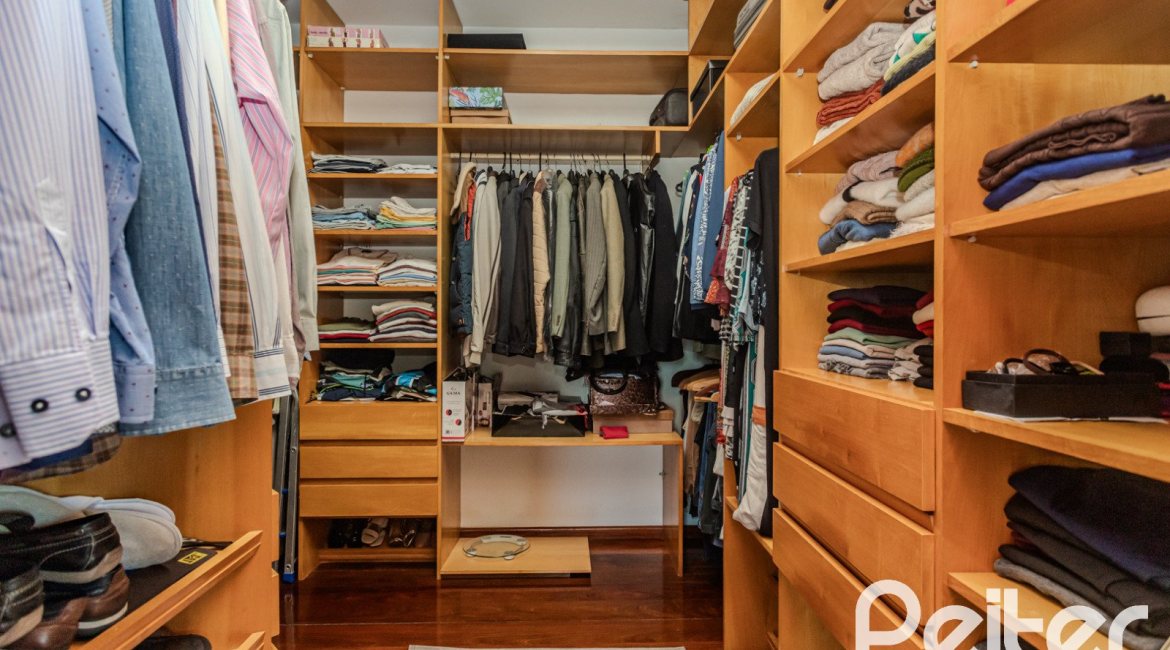 Casa à venda com 379m², 4 dormitórios, 2 suítes, 5 vagas, no bairro Ipanema em Porto Alegre