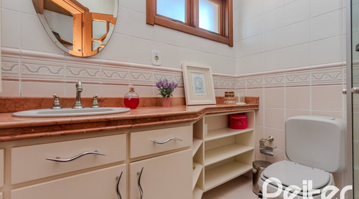 Casa à venda com 379m², 4 dormitórios, 2 suítes, 5 vagas, no bairro Ipanema em Porto Alegre