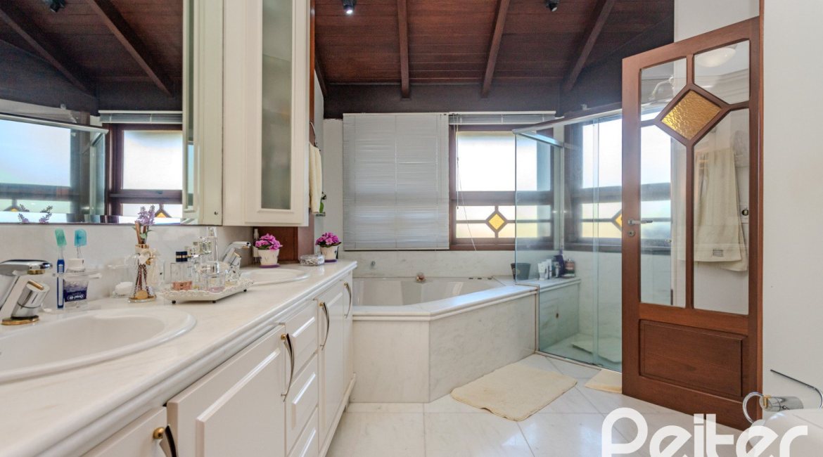 Casa à venda com 379m², 4 dormitórios, 2 suítes, 5 vagas, no bairro Ipanema em Porto Alegre