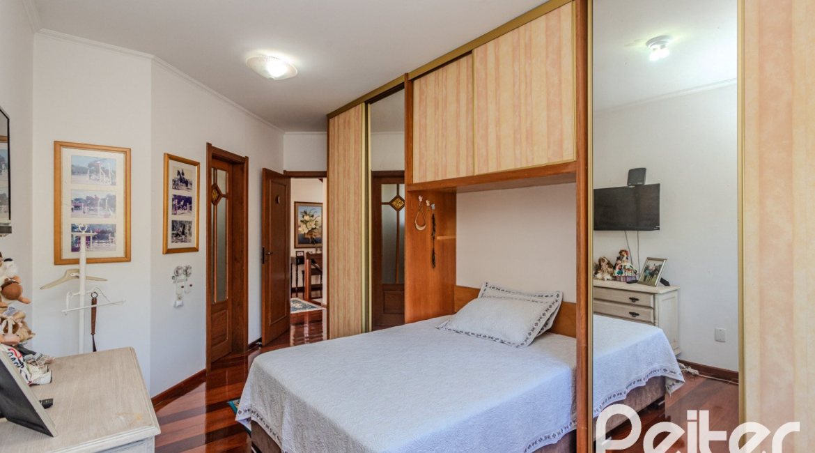 Casa à venda com 379m², 4 dormitórios, 2 suítes, 5 vagas, no bairro Ipanema em Porto Alegre