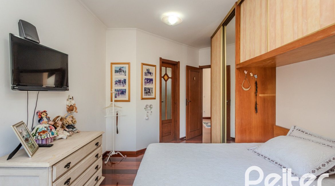 Casa à venda com 379m², 4 dormitórios, 2 suítes, 5 vagas, no bairro Ipanema em Porto Alegre