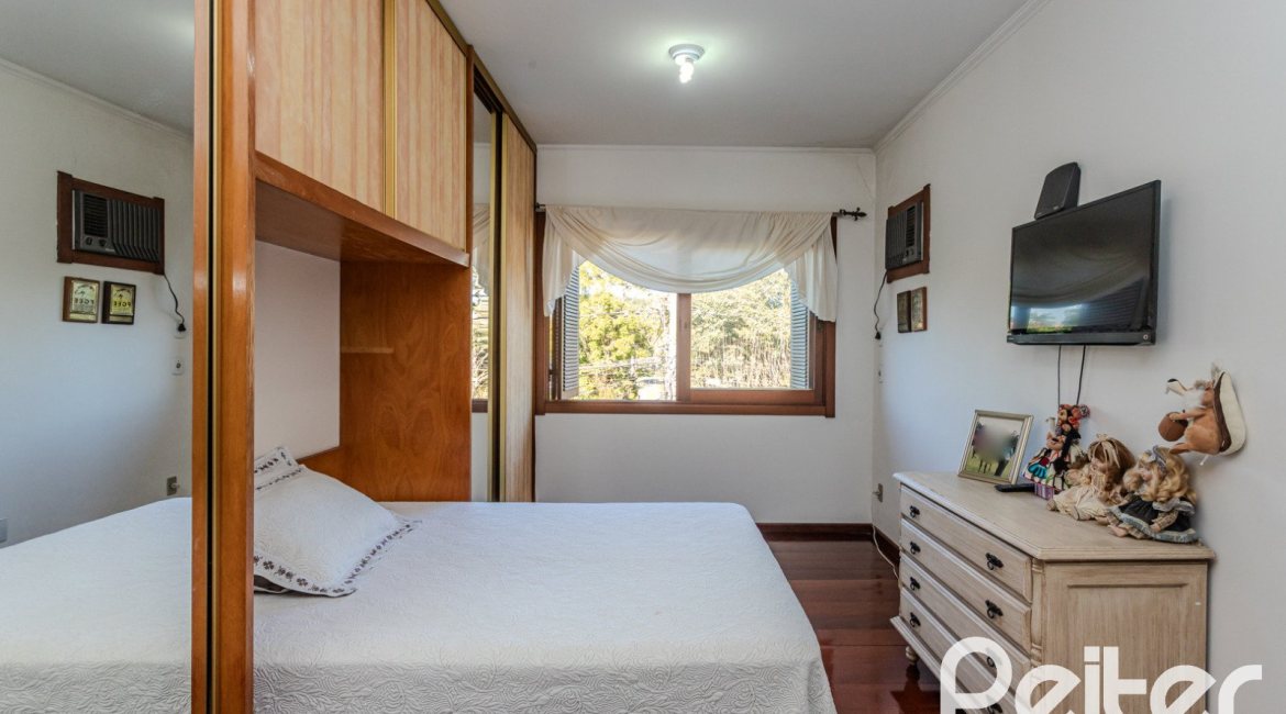 Casa à venda com 379m², 4 dormitórios, 2 suítes, 5 vagas, no bairro Ipanema em Porto Alegre
