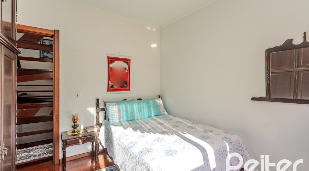 Casa à venda com 379m², 4 dormitórios, 2 suítes, 5 vagas, no bairro Ipanema em Porto Alegre