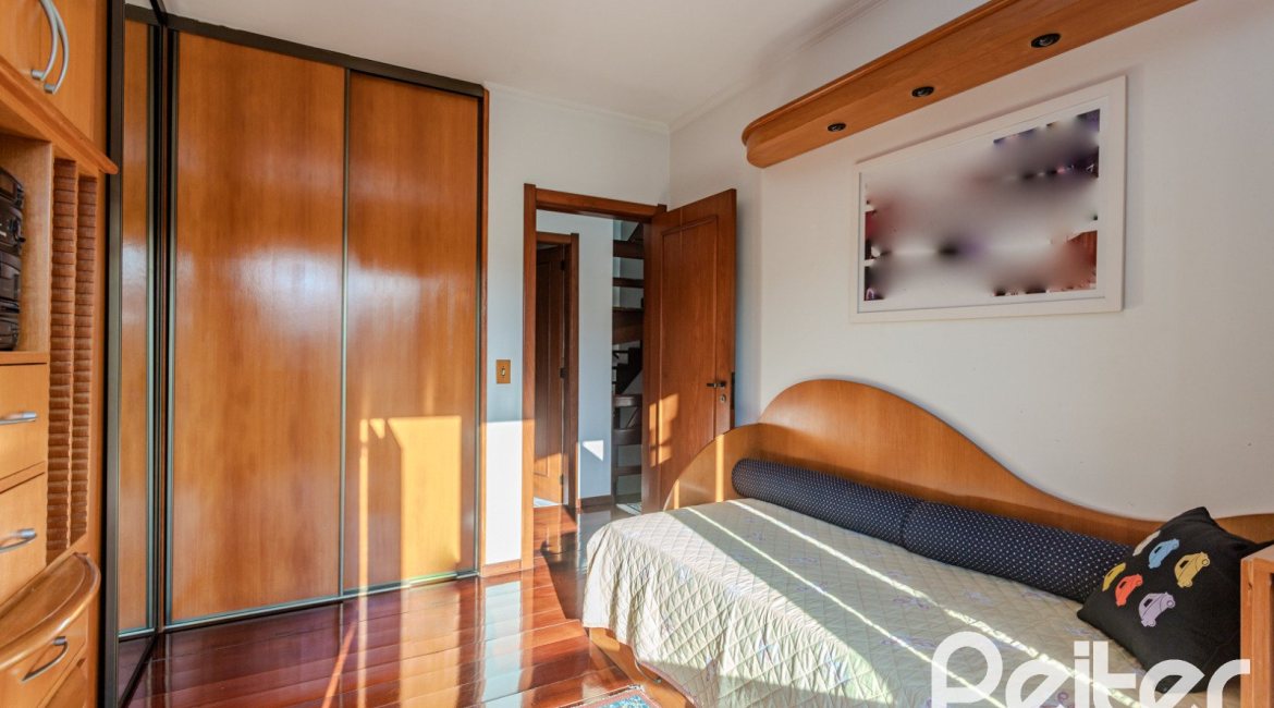 Casa à venda com 379m², 4 dormitórios, 2 suítes, 5 vagas, no bairro Ipanema em Porto Alegre