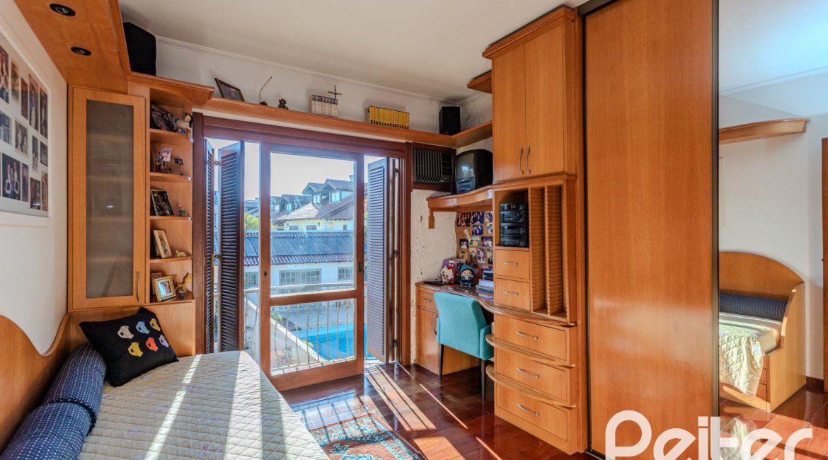 Casa à venda com 379m², 4 dormitórios, 2 suítes, 5 vagas, no bairro Ipanema em Porto Alegre