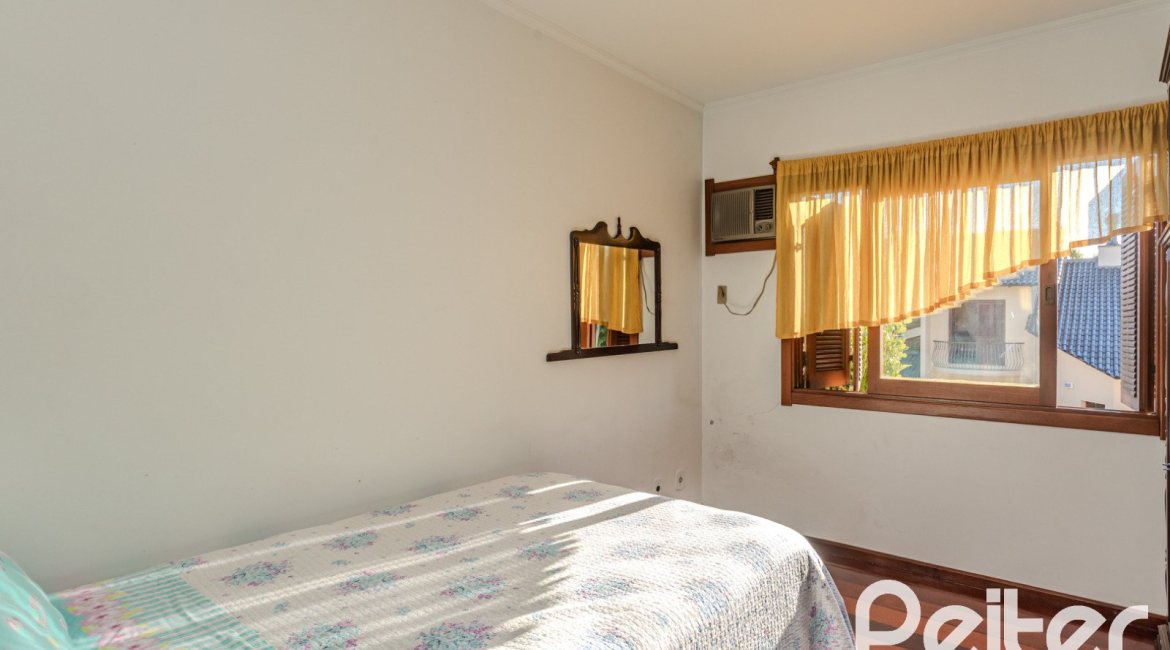 Casa à venda com 379m², 4 dormitórios, 2 suítes, 5 vagas, no bairro Ipanema em Porto Alegre