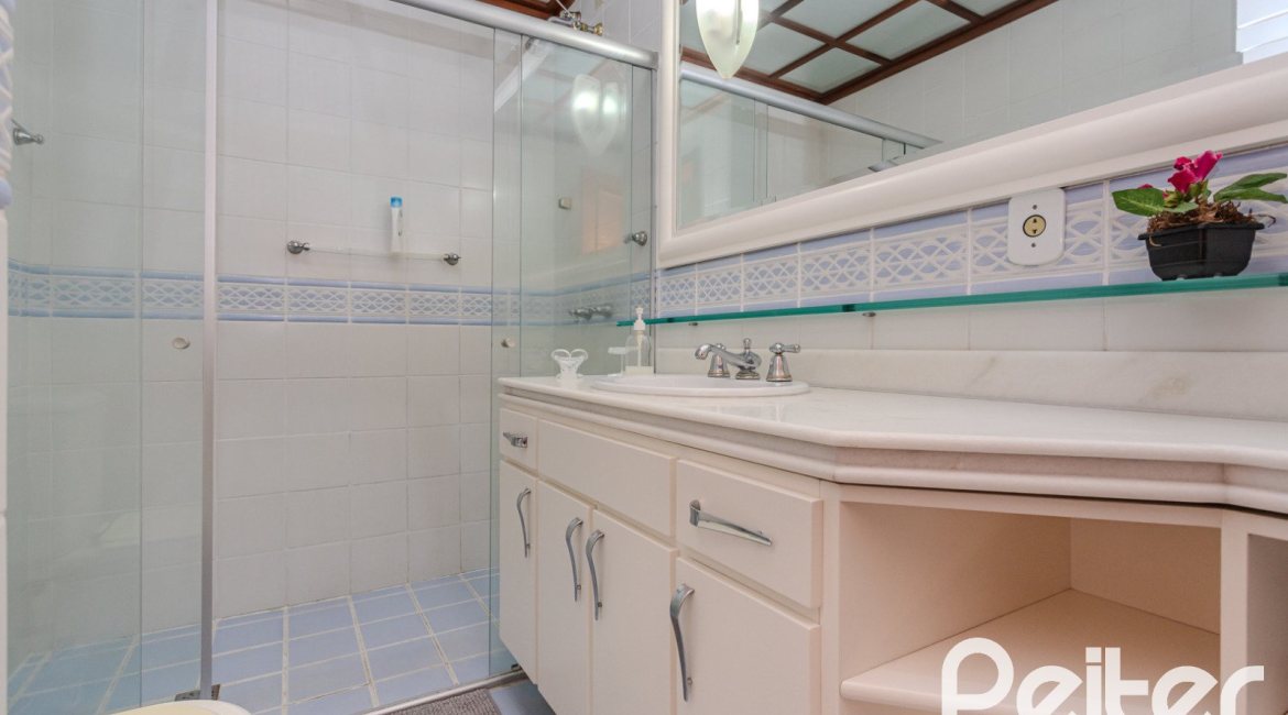 Casa à venda com 379m², 4 dormitórios, 2 suítes, 5 vagas, no bairro Ipanema em Porto Alegre