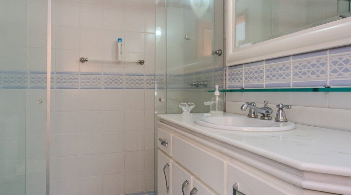 Casa à venda com 379m², 4 dormitórios, 2 suítes, 5 vagas, no bairro Ipanema em Porto Alegre