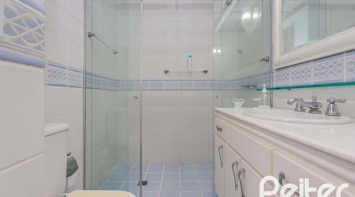 Casa à venda com 379m², 4 dormitórios, 2 suítes, 5 vagas, no bairro Ipanema em Porto Alegre
