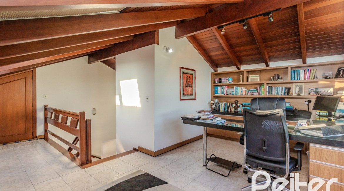 Casa à venda com 379m², 4 dormitórios, 2 suítes, 5 vagas, no bairro Ipanema em Porto Alegre