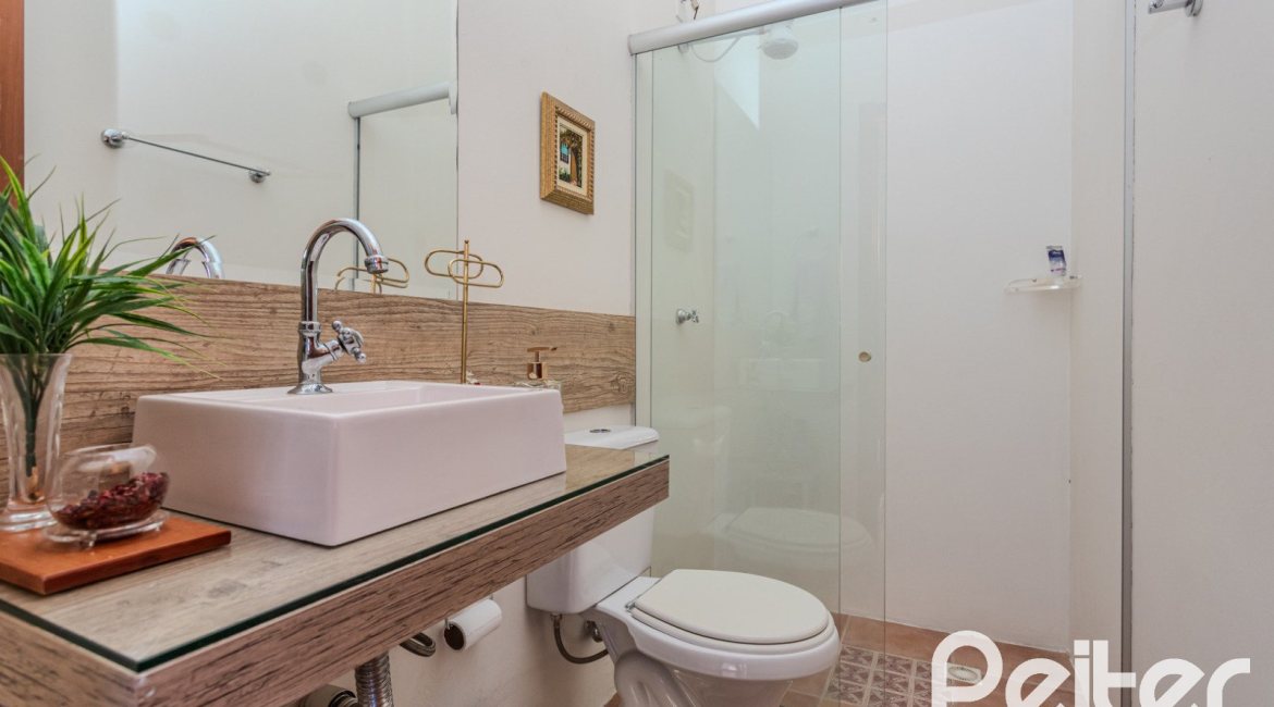 Casa à venda com 379m², 4 dormitórios, 2 suítes, 5 vagas, no bairro Ipanema em Porto Alegre