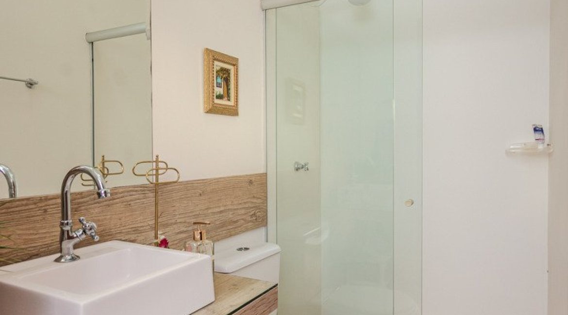 Casa à venda com 379m², 4 dormitórios, 2 suítes, 5 vagas, no bairro Ipanema em Porto Alegre