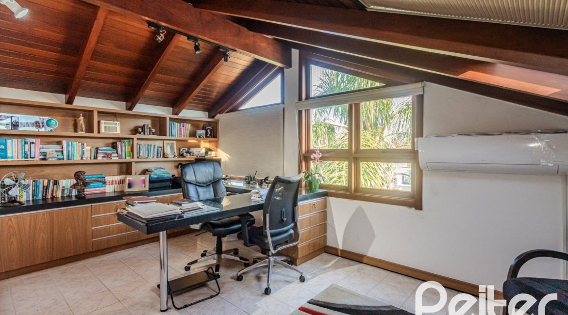 Casa à venda com 379m², 4 dormitórios, 2 suítes, 5 vagas, no bairro Ipanema em Porto Alegre