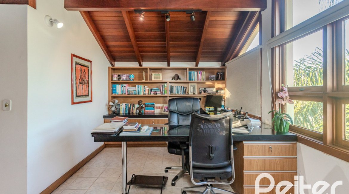 Casa à venda com 379m², 4 dormitórios, 2 suítes, 5 vagas, no bairro Ipanema em Porto Alegre