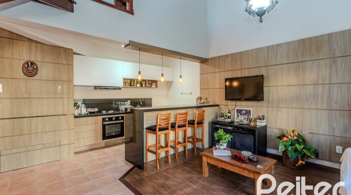 Casa à venda com 379m², 4 dormitórios, 2 suítes, 5 vagas, no bairro Ipanema em Porto Alegre