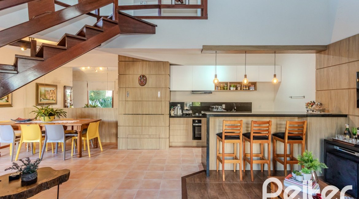 Casa à venda com 379m², 4 dormitórios, 2 suítes, 5 vagas, no bairro Ipanema em Porto Alegre