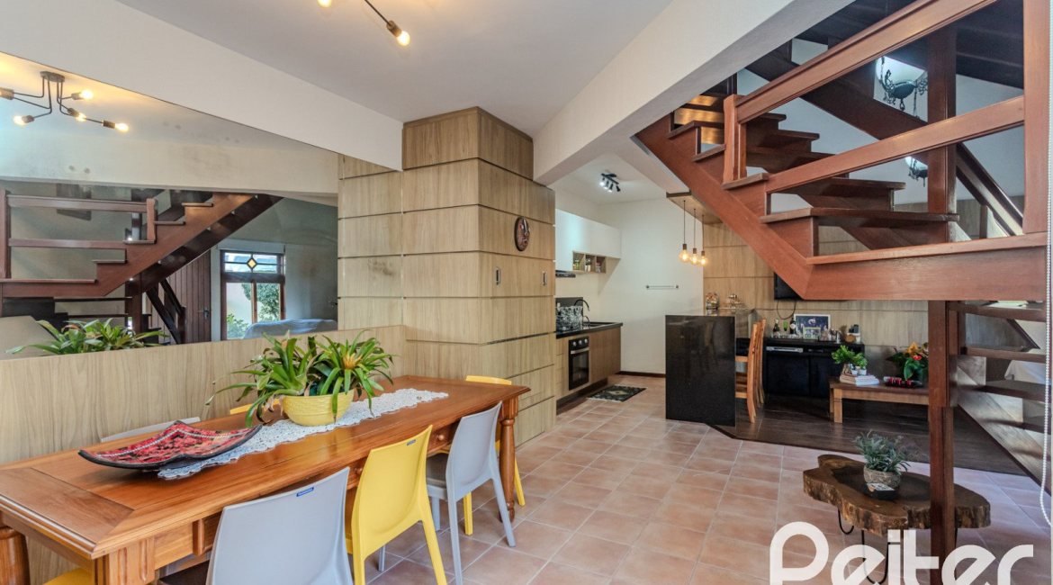 Casa à venda com 379m², 4 dormitórios, 2 suítes, 5 vagas, no bairro Ipanema em Porto Alegre
