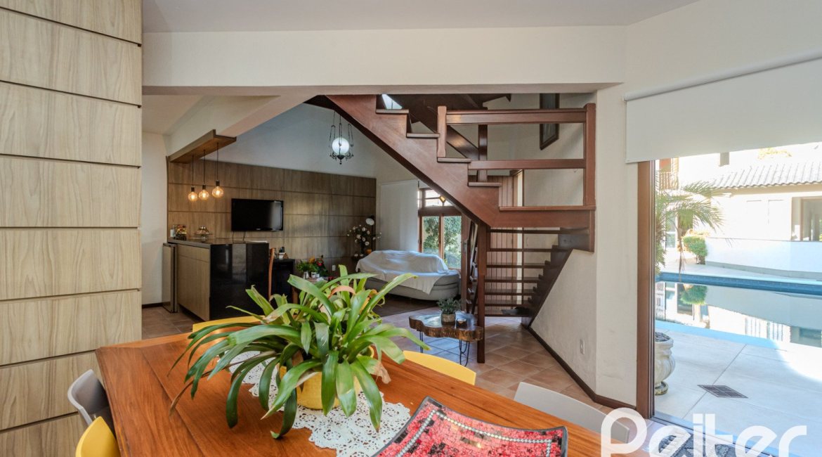 Casa à venda com 379m², 4 dormitórios, 2 suítes, 5 vagas, no bairro Ipanema em Porto Alegre
