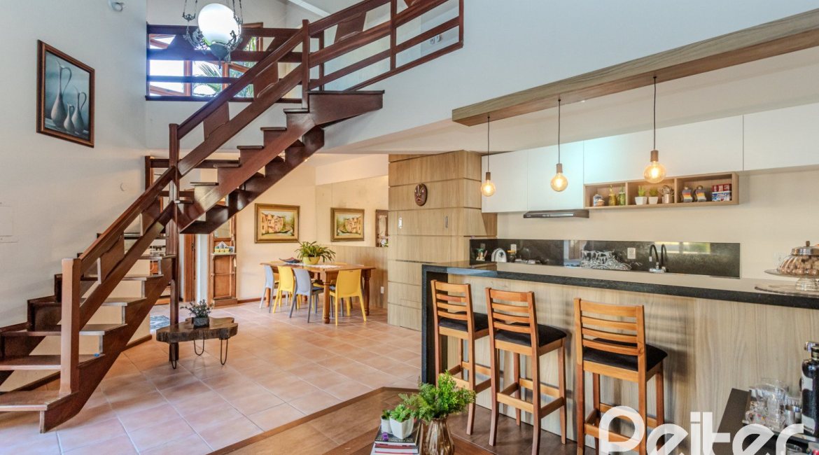 Casa à venda com 379m², 4 dormitórios, 2 suítes, 5 vagas, no bairro Ipanema em Porto Alegre