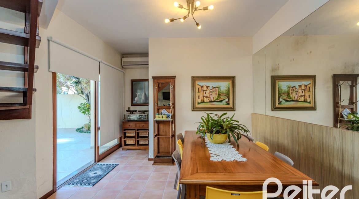 Casa à venda com 379m², 4 dormitórios, 2 suítes, 5 vagas, no bairro Ipanema em Porto Alegre