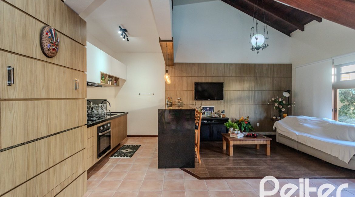 Casa à venda com 379m², 4 dormitórios, 2 suítes, 5 vagas, no bairro Ipanema em Porto Alegre