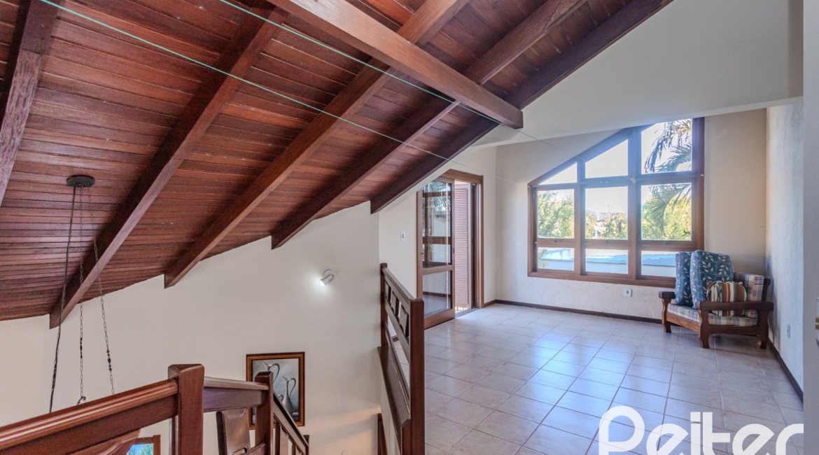 Casa à venda com 379m², 4 dormitórios, 2 suítes, 5 vagas, no bairro Ipanema em Porto Alegre