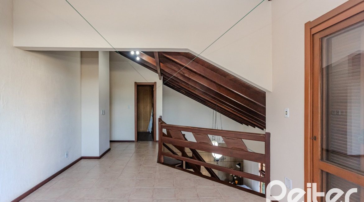 Casa à venda com 379m², 4 dormitórios, 2 suítes, 5 vagas, no bairro Ipanema em Porto Alegre