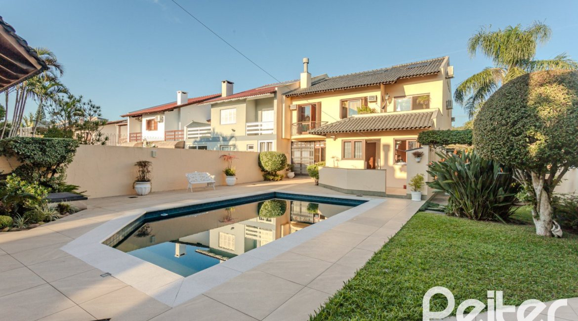 Casa à venda com 379m², 4 dormitórios, 2 suítes, 5 vagas, no bairro Ipanema em Porto Alegre