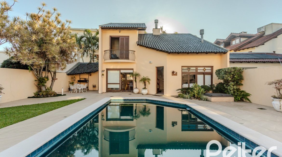 Casa à venda com 379m², 4 dormitórios, 2 suítes, 5 vagas, no bairro Ipanema em Porto Alegre