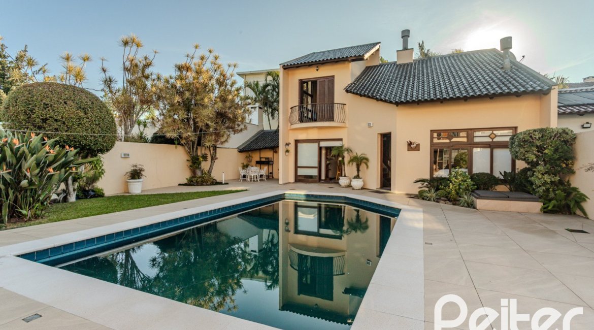 Casa à venda com 379m², 4 dormitórios, 2 suítes, 5 vagas, no bairro Ipanema em Porto Alegre