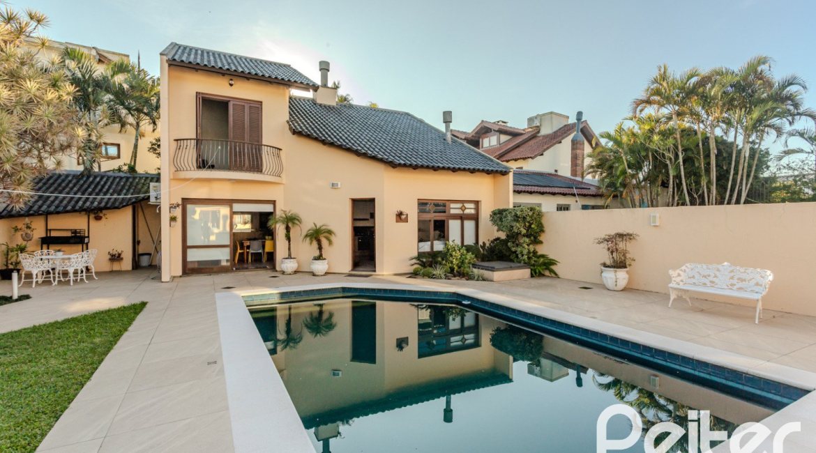 Casa à venda com 379m², 4 dormitórios, 2 suítes, 5 vagas, no bairro Ipanema em Porto Alegre
