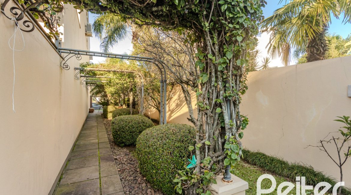 Casa à venda com 379m², 4 dormitórios, 2 suítes, 5 vagas, no bairro Ipanema em Porto Alegre