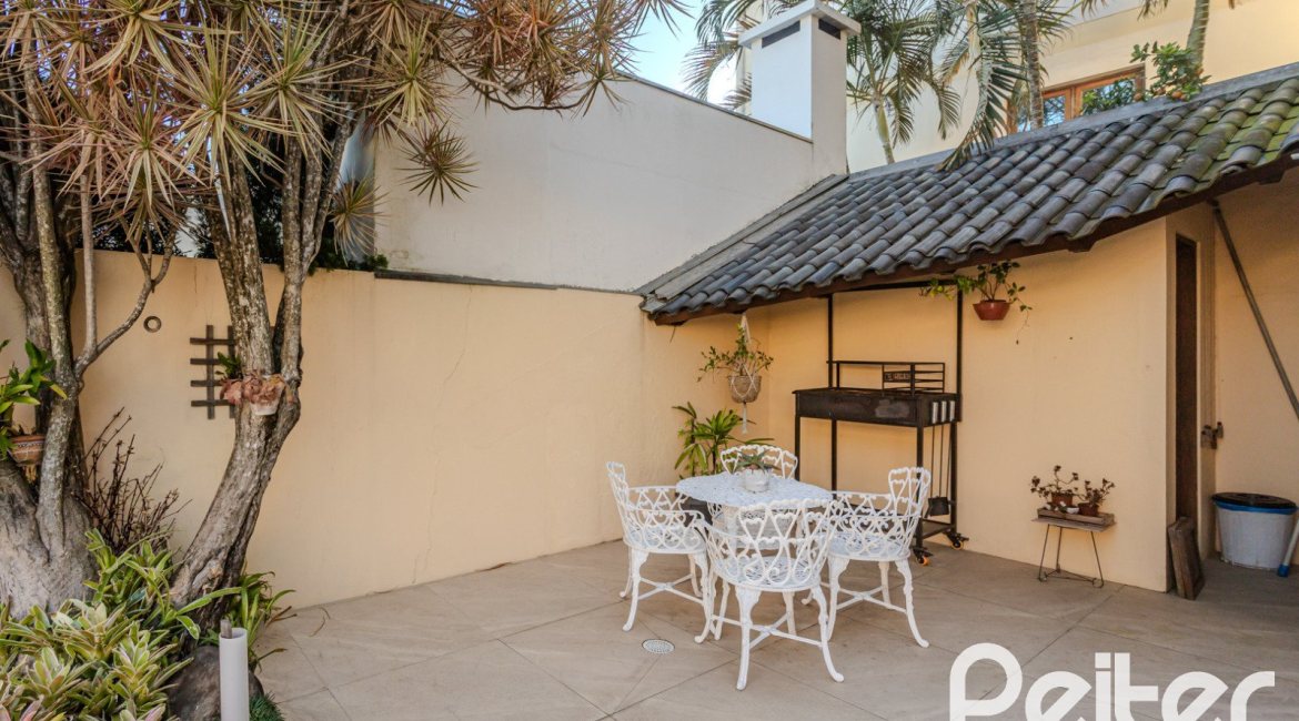 Casa à venda com 379m², 4 dormitórios, 2 suítes, 5 vagas, no bairro Ipanema em Porto Alegre