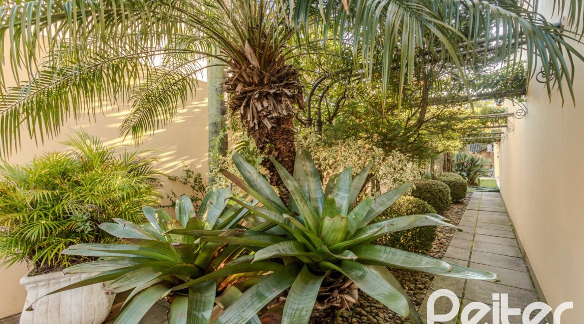 Casa à venda com 379m², 4 dormitórios, 2 suítes, 5 vagas, no bairro Ipanema em Porto Alegre