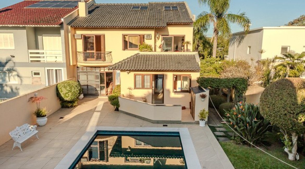Casa à venda com 379m², 4 dormitórios, 2 suítes, 5 vagas, no bairro Ipanema em Porto Alegre