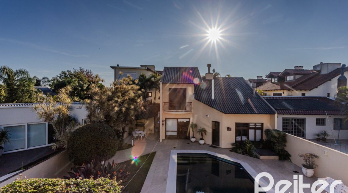 Casa à venda com 379m², 4 dormitórios, 2 suítes, 5 vagas, no bairro Ipanema em Porto Alegre