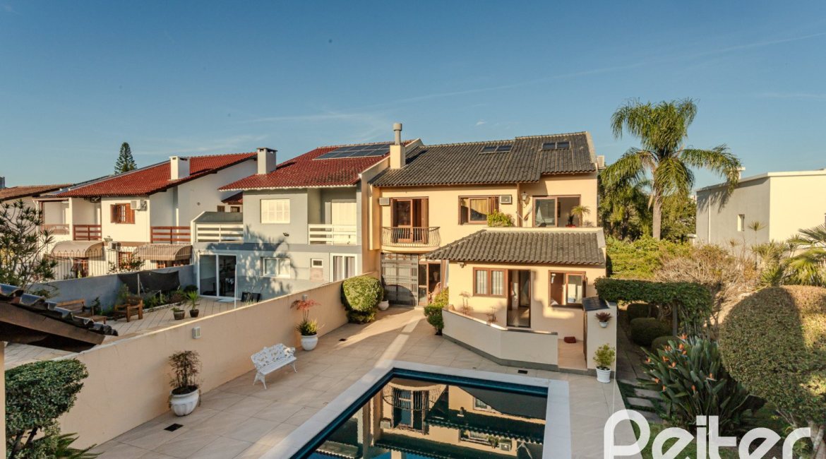 Casa à venda com 379m², 4 dormitórios, 2 suítes, 5 vagas, no bairro Ipanema em Porto Alegre