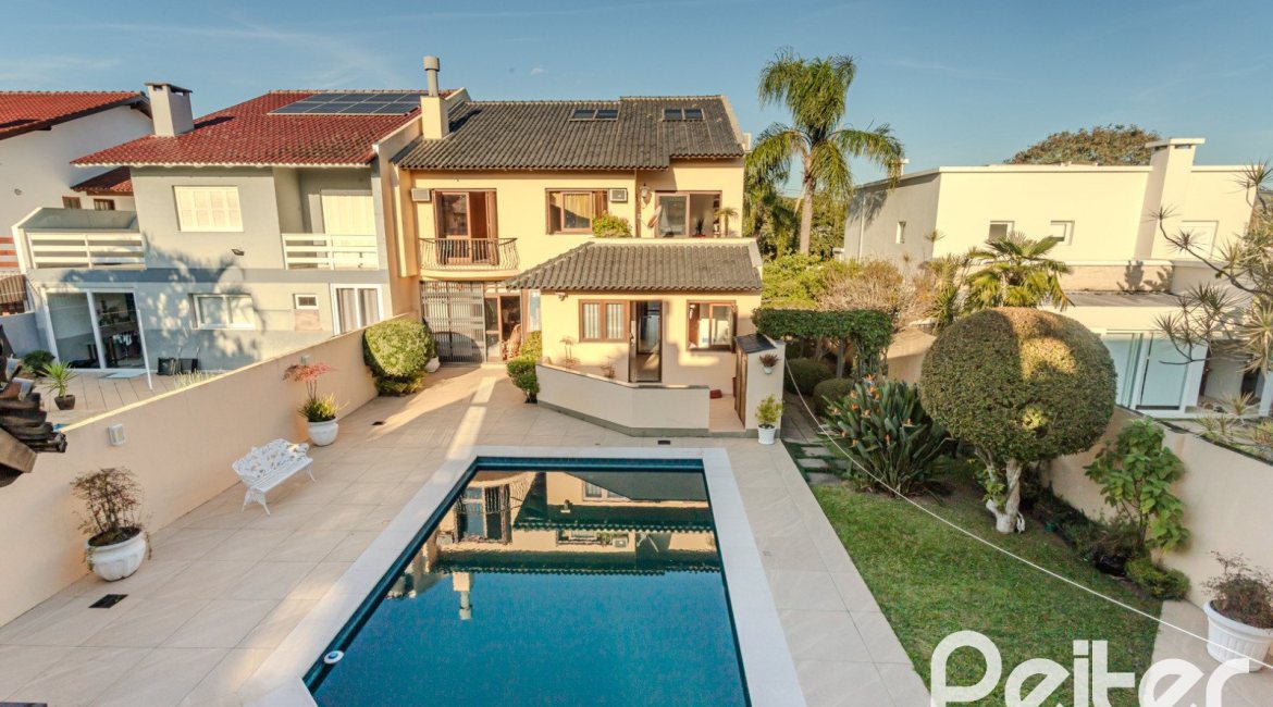 Casa à venda com 379m², 4 dormitórios, 2 suítes, 5 vagas, no bairro Ipanema em Porto Alegre