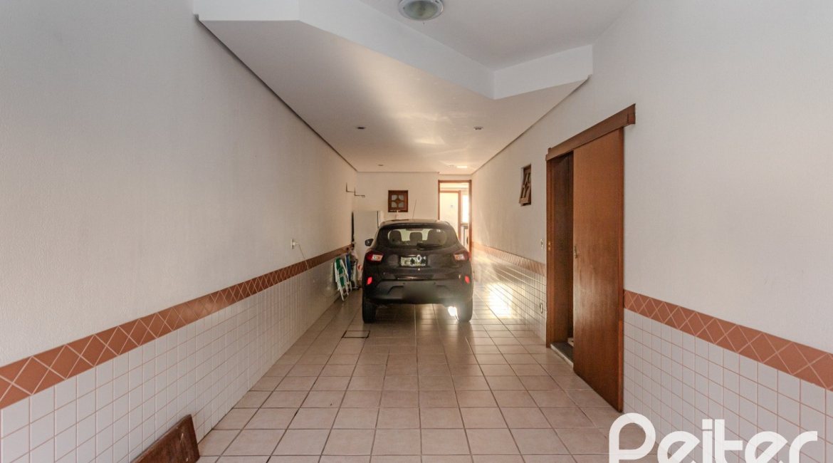Casa à venda com 379m², 4 dormitórios, 2 suítes, 5 vagas, no bairro Ipanema em Porto Alegre