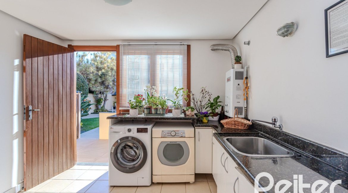 Casa à venda com 379m², 4 dormitórios, 2 suítes, 5 vagas, no bairro Ipanema em Porto Alegre