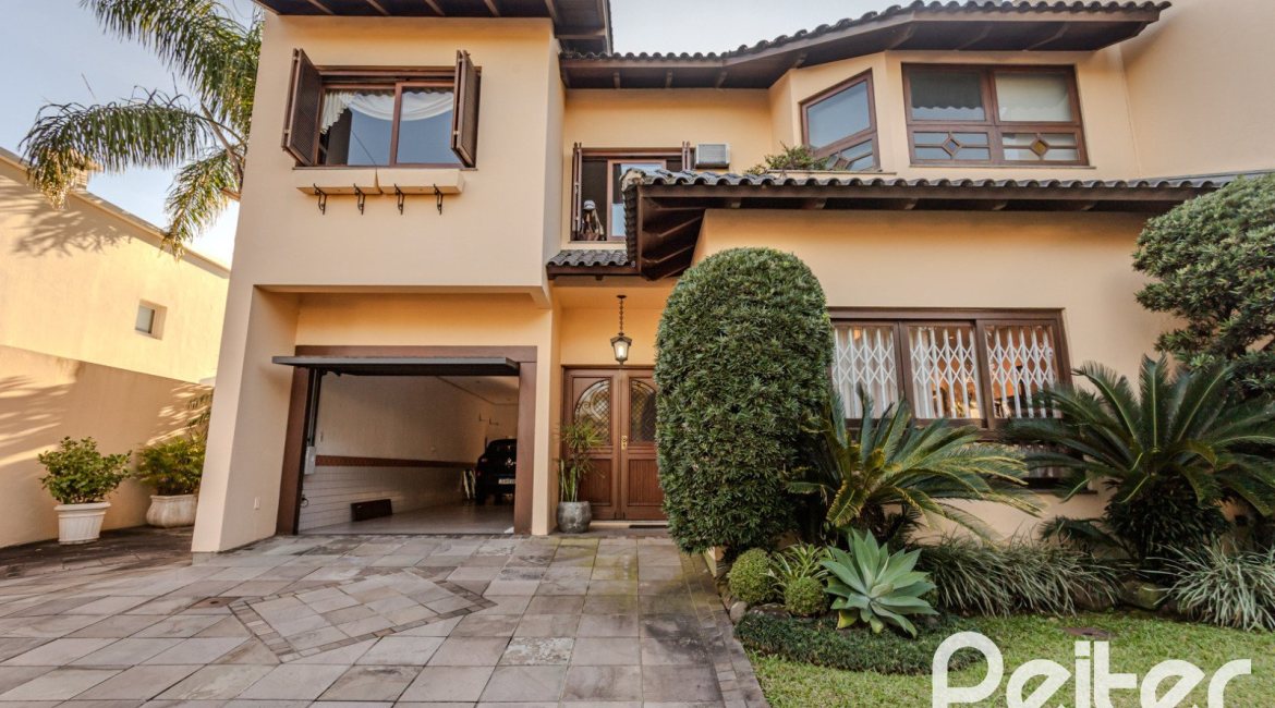Casa à venda com 379m², 4 dormitórios, 2 suítes, 5 vagas, no bairro Ipanema em Porto Alegre