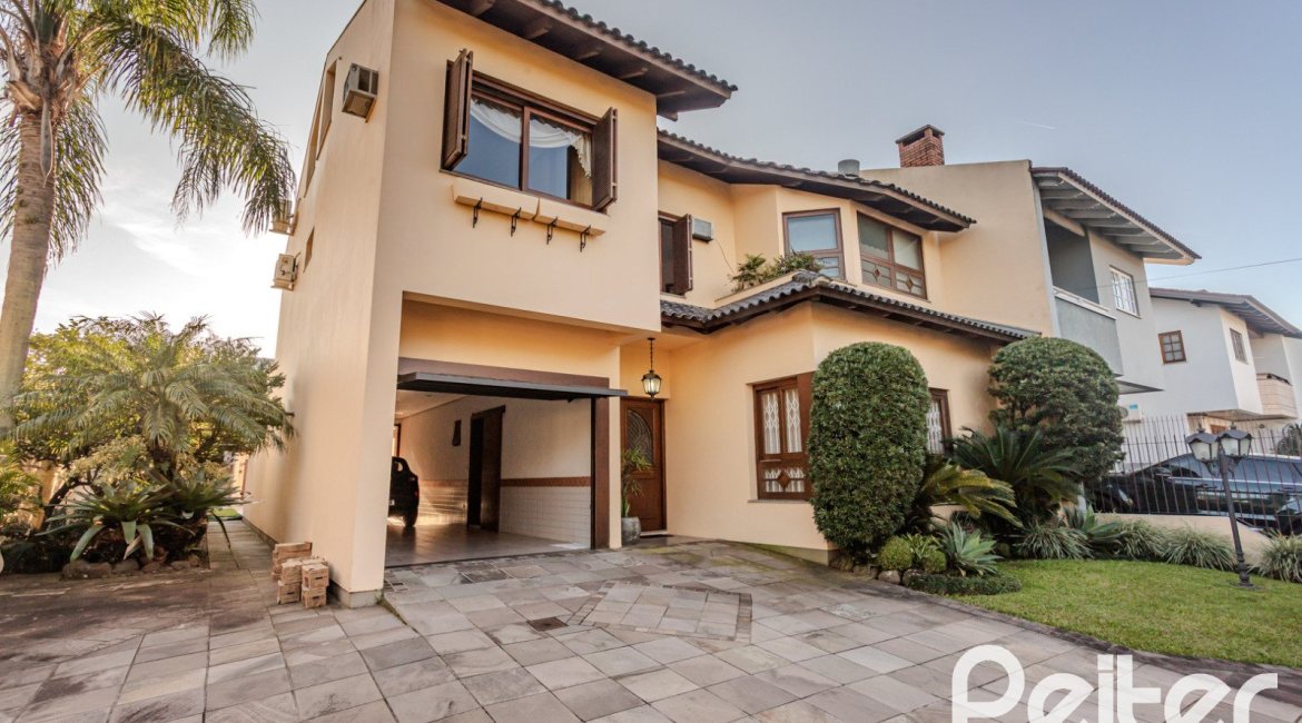 Casa à venda com 379m², 4 dormitórios, 2 suítes, 5 vagas, no bairro Ipanema em Porto Alegre