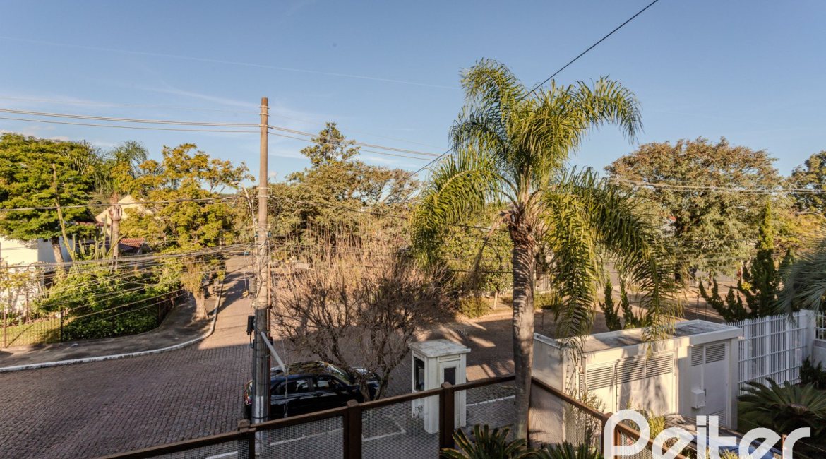 Casa à venda com 379m², 4 dormitórios, 2 suítes, 5 vagas, no bairro Ipanema em Porto Alegre